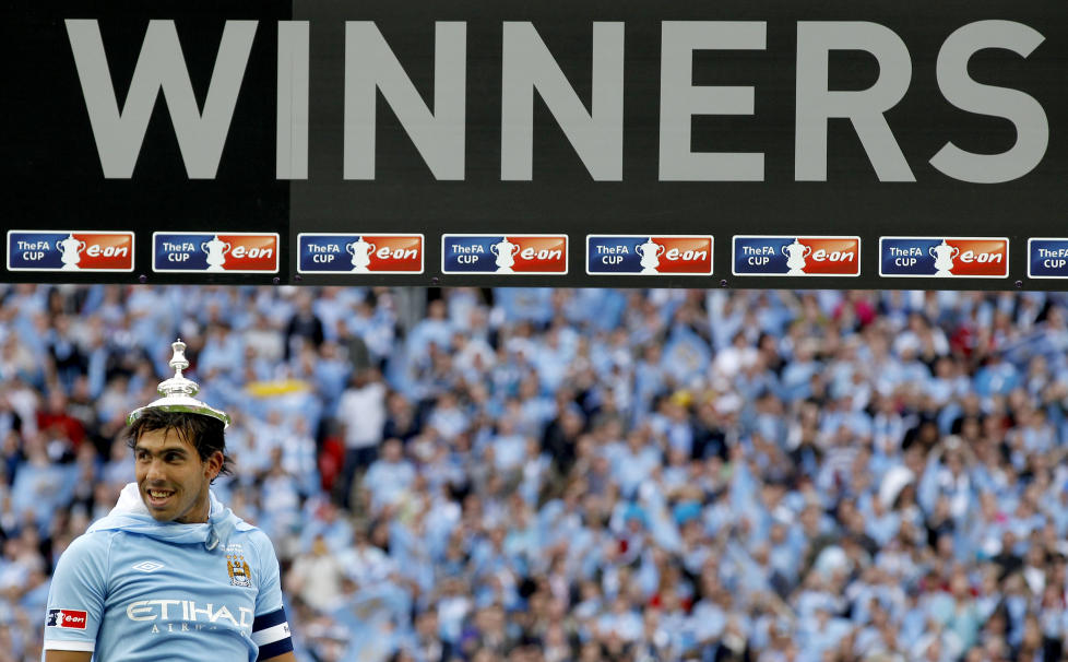 CUPVINNERE: Kaptein Carlos Tevez ledet Manchester City til klubbens f�rste trof� siden 1976 p� Wembley da Stoke ble sl�tt 1-0 i FA-cupfinalen.Foto: SCANPIX/REUTERS/Stefan Wermuth