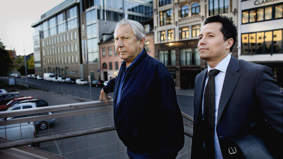 FIKK OPPREISNING: Kjell Granly, broren til  drepte Rigmor Johansen, vant i 2009 frem med sitt injuries�ksm�l mot jusprofessor St�le Eskeland. Til  h�yre hans advokat Carl Bore. Foto : Bj�rn Langsem / DAGBLADET.