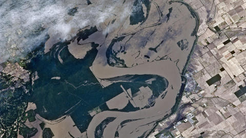 FLYTENDE: Mississippi endrer l�p omtrent �n gang hvert �rtusen. For �yeblikket er det bare menneskeskapte strukturer som hindrer den i � gj�re det igjen. Foto: Reuters/NASA/Scanpix