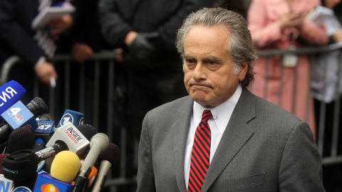 HEVDER � HA BEVIS: Den kjente forsvarsadvokaten Benjamin Brafman hevder � kunne bevise at IMF-sjefen hadde lunsj med sin datter, og at han dermed har alibi. Foto: Spencer Platt/Getty Images/AFP