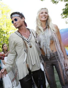 Skr�t av konas sexy hippie-antrekk