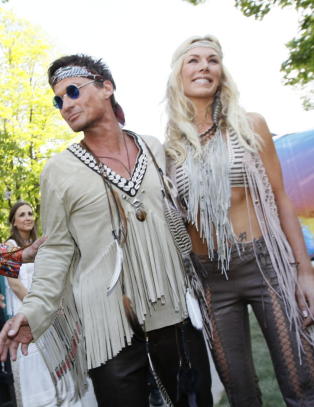 Skr�t av konas sexy hippie-antrekk