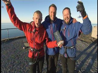 P� NORDKAPP: P�l Anders Ullev�lseter kan sk�le for seieren i �rets kjendisversjon av �71 grader nord�. Her sammen med Asgeir Borgemoen og programleder Tom Stiansen. Foto: TVNorge