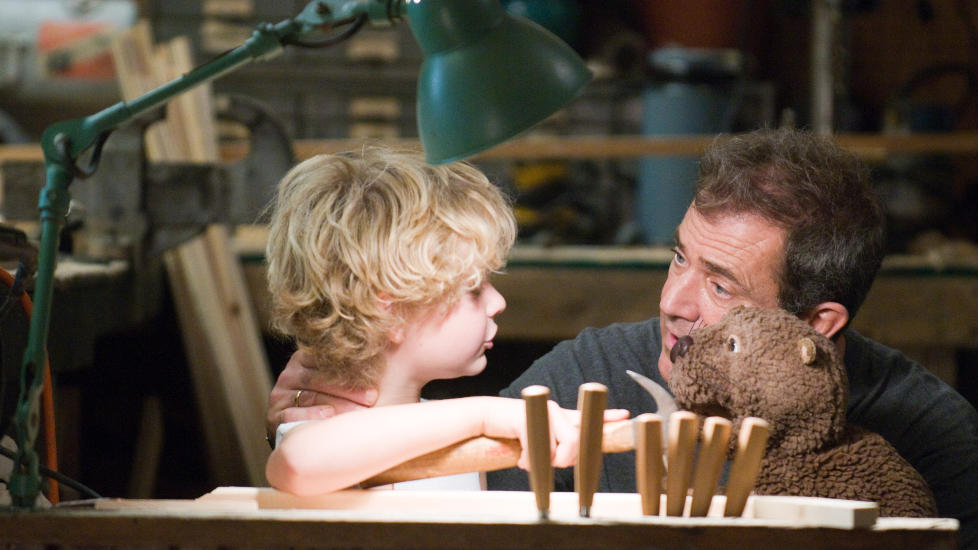 GJENNOM DEPRESJONEN: Mel Gibson finner ut av svartsinnet ved hjelp av en beverdukket. Det synes Dagbladets anmelder er vanskelig � tro p�.