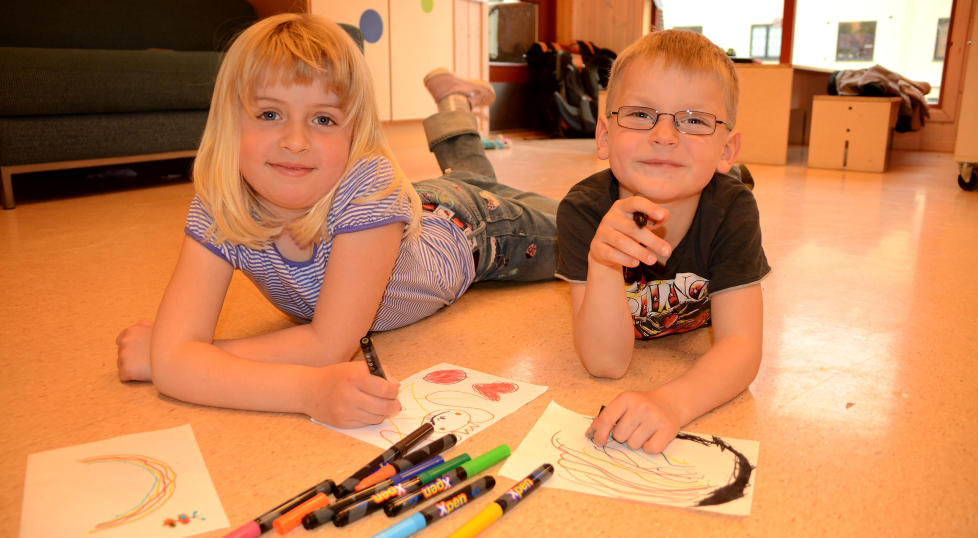 DESIGNER-SPIRER: Marte (6) og Mats (5) fra avdelingen Mynte i barnehagen Ragnas Hage viser stolt fram sine bidrag i tegnekonkurransen. - Vi liker ikke at biler forurenser, forteller Marte. Foto: ANDREAS HANDELAND
