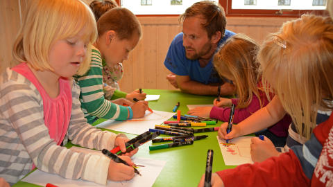 KREATIVE: Pedagogisk leder Sondre Bjaberg og ungene i Ragnas Hage tar konkurransen p� alvor, og h�per p� � g� seirende ut. Foto: ANDREAS HANDELAND
