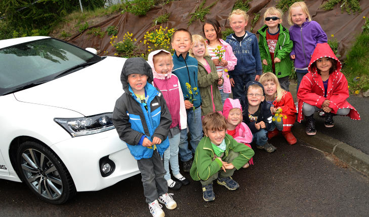 H�PEFULL GJENG: Hele gjengen fra Mynte er overbevist om at det blir de som f�r bestemme utseendet p� den neste pressebilen Lexus skal ta ut av modellen CT 200h. Foto: ANDREAS HANDELAND