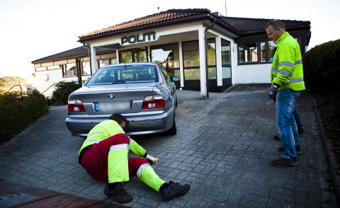 MELDTE SEG SELV: Tiltalte kj�rte sin s�lvgr� BMW til Grimstad politistasjon og meldte seg med en gang etter drapet. Han sier drapet skjedde ved et uhell. Foto: Sondre Steen Holvik / Dagbladet