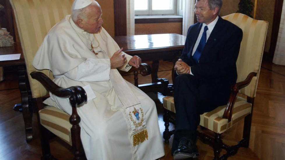 KRISTELIG KOSESTUND  Kjell Magne Bondevik i audiens hos pave Wojtyla i den pavelige sommerresidensen Castel Gandolfo like s�r for Roma.
Foto: Bj�rn Sigurds�n / SCANPIX