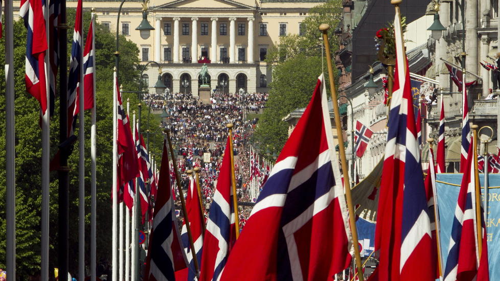 OSLO, 17. MAI:: Toget fortsetter ved svenskegrensa. Foto: Heiko Junge / Scanpix