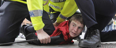 Dronningen m�tt av demonstranter