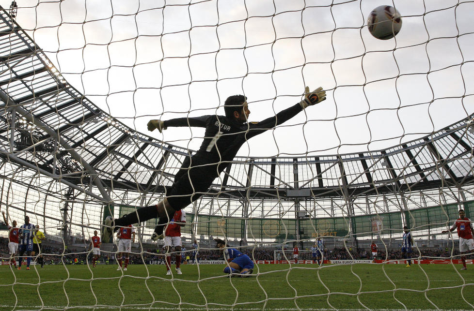 UTAKBART: Braga-keeper Artur var sjansel�s p� � stoppe Falcaos heading etter 44 minutter. Foto: (AP Photo/Matt Dunham)