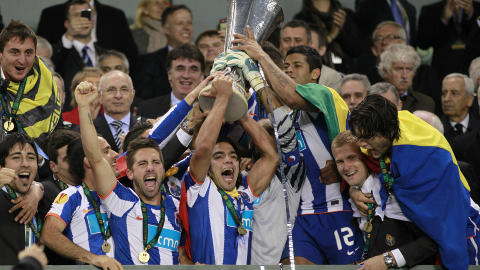 GYLLEN PORTO-UTGAVE: Denne gjengen har feid unna all motstand i Portugal denne sesongen, uten � tape en eneste kamp i ligaen. N� kan de ogs� smykke seg med tittelen som Europa League-mestere. Foto: (AP Photo/Armando Franca)