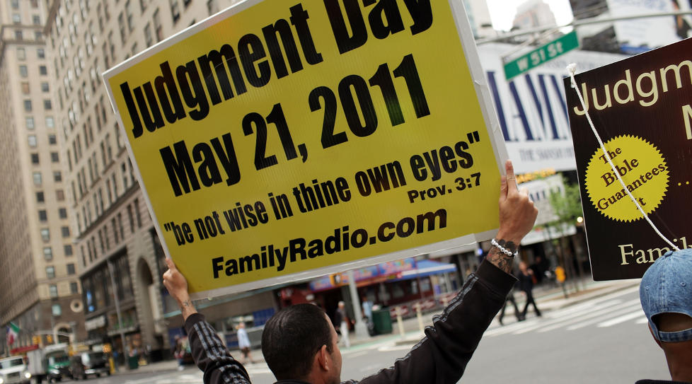 FEST: Radioforkynneren Harold Camping har sp�dd dommedag 21. mai. Ateister planlegger � benytte anledningen til � ta seg en fest, men det sp�rs om denne skiltb�rende tilhengeren av Campings sp�dom vil feire. Foto: Spencer Platt/Getty Images/AFP/Scanpix