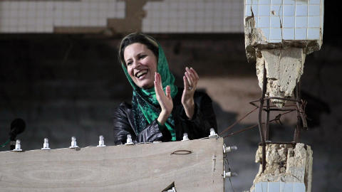 FARENS ST�TTESPILLER:  Aisha Kadhafi, datteren til Libyas enehersker i over 40 �r, Muammar Kadhafi, ler og smiler under en pro-Kadhafi-demonstrasjon i Tripoli i midten av april i �r. N� skal hun ha forlatt landet sammen med sin mor. Foto: REUTERS/Louafi Larbi/Scanpix