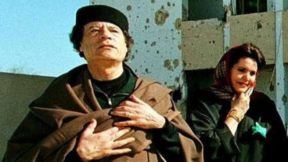 - FLYKTET: Muammar Kadhafis kone Safiya (t.h) og parets datter Aisha skal ha flyktet fra Libya og tatt seg inn i nabolandet Tunisia. Foto: AP Photo/Dimitri MESSINIS/SCANPIX