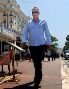 - Slapp av! Han t�yser bare