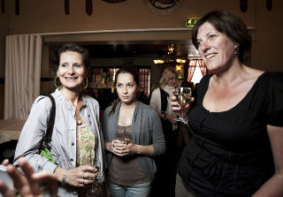 SPENTE Anne Kathrine Sj�holt, Elena Snellingsen og Mari Sivertsen forbinder kjerringbegrepet mest med noe negativt, men er spente p� om de skrifter syn etter � ha lest boka. Foto: Christian Roth Christensen/Dagbladet