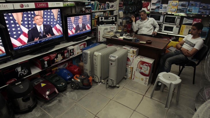 MANGE FULGTE MED: Her f�lger palestinere med p� president Barack Obamas tale om Midt�sten p� en butikk i Gaza i g�r. Foto: Reuters/Ismail Zaydah/Scanpix