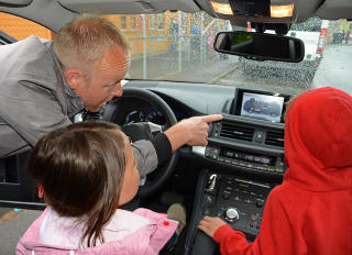 SPENNENDE: Alle barna fikk pr�vesitte hybridbilen, og Jan Christian Holm forklarte kjapt hvordan en slik bil virker. Foto: ANDREAS HANDELAND