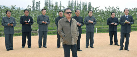 Far Kim dro til Kina, lot s�nnen v�re hjemme
