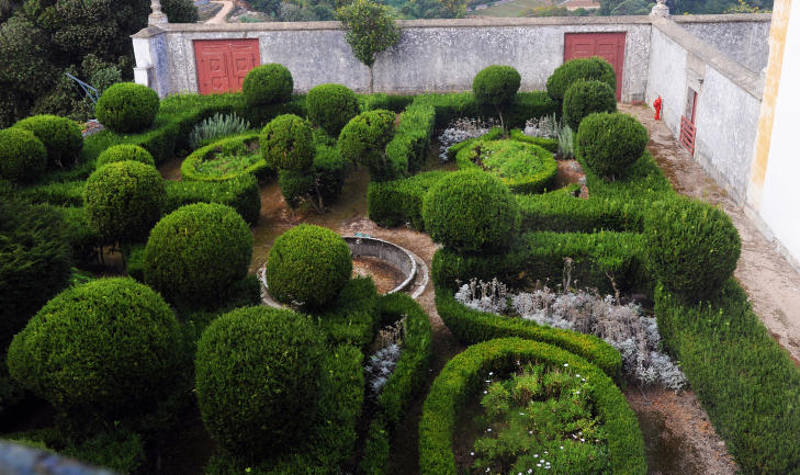 VELFORMET: Rundt slottene er hager og parkanlegg s� velstelte at man kan mistenke gartnerne for � g� rundt med neglesaks. Foto: MARIANNE OTTERDAHL-JENSEN