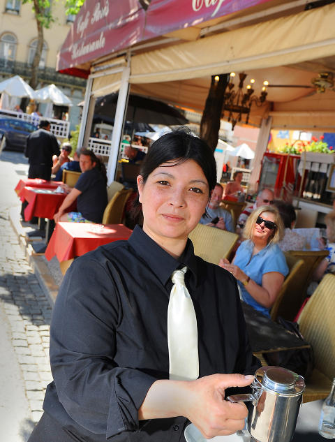 KAFELIV: Kelner Emma p� Caf� de Paris er b�de blid og serviceinnstilt. Foto: MARIANNE OTTERDAHL-JENSEN