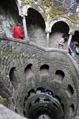 BRATT: Vindeltrappa i Pena-palasset f�rer ned til en underjordisk sj�. Foto: MARIANNE OTTERDAHL-JENSEN