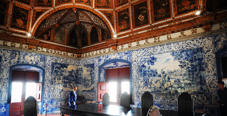 OVERD�DIG INTERI�R: Vakkert flislagte vegger i det gamle kongepalasset i Sintra. Foto: MARIANNE OTTERDAHL-JENSEN