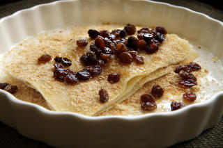 B�de s�t og salt: Lasagne med br�dsmuler, kanel, rosiner og masse sm�r er uvant for nordmenn, men like fullt nydelig.