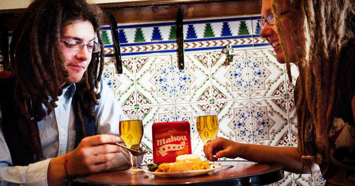 GRATIS LUNSJ: To posthippier spiser gratis tapas p� Bar la Fragua, som ligger i den muslimske bydelen Albayzin i Granada.