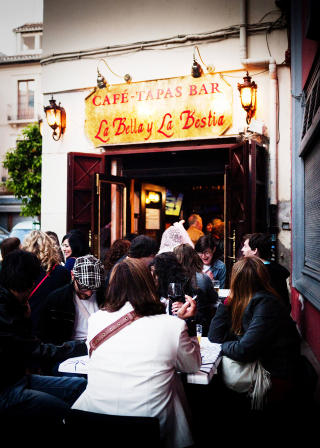FULLT: Uteserveringen p� La Belle la Bestia er som regel full om kveldene. Trolig skyldes det billig og god tapas som metter.