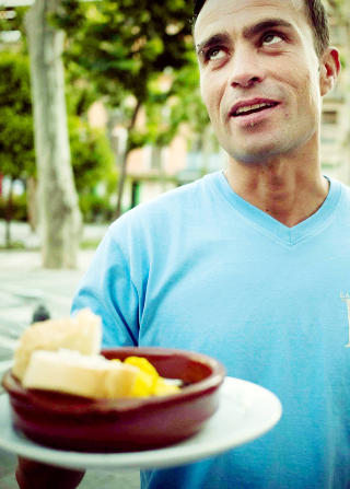 VELBEKOMME: Kelneren p� Bar la Fraqua rekker fram herligheten, en utmerket paella.