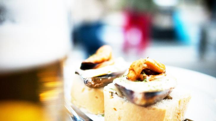 NAM-NAM: Duggfrisk �l og gratinerte bl�skjell med tilbeh�r.  Alle foto: �YSTEIN LIE