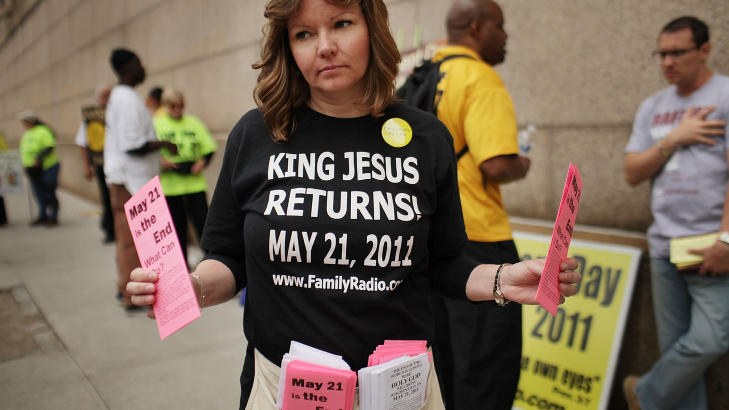 HAR TRUA: Julie Baker fra New York spredde Campings profeti sammen med andre tilhengere i New York 13. mai i �r. Foto: Spencer Platt/Getty Images/AFP/SCANPIX