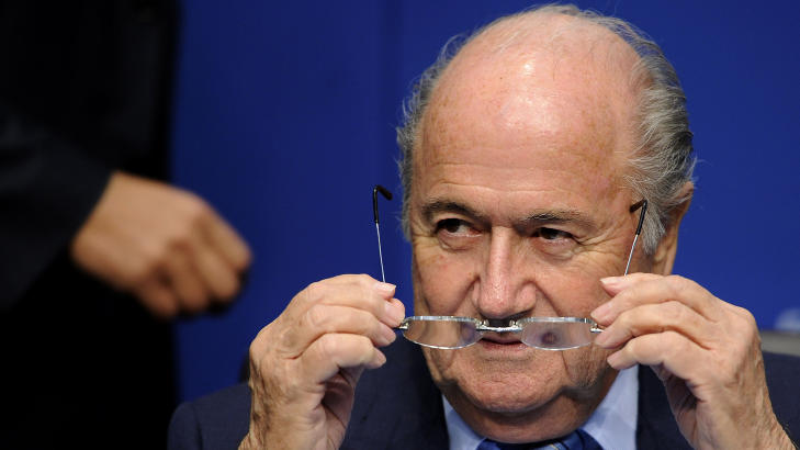 TOK GREP: FIFA-president Sepp Blatter fors�ker desperat � hindre at sannheten om korrupsjon i kjernen av FIFA kommer ut. Foto: AFP/Fabrice Coffrini/Scanpix
