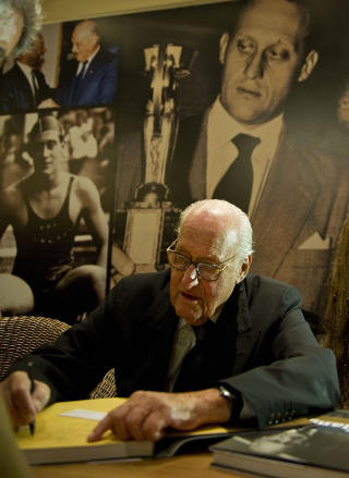 HAR INNR�MMET: Tidligere FIFA-president Jo�o Havelange har i et hemmelig rettsm�te innr�mmet at FIFA er korrupt. Selskapet ISL betalte omkring 100 millioner dollar under bordet for eksklusive markedsf�ringsrettigheter til fotball-VM. Foot: AFP/Antonio Scorza/Scanpix