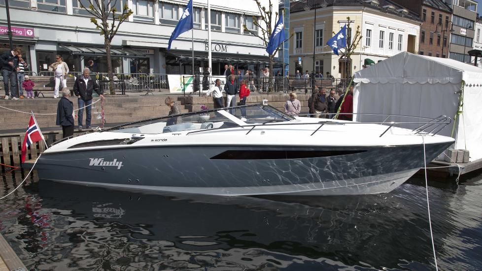 RETRO: Windys nyskapning Zonda 31 g�r i retro linjer. En b�t som oser av fart og eksklusivitet.

Foto: Per Fl�the/Dagbladet