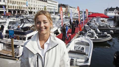 MINDRE OG RIMELIGERE: Messesjef Anne H Trommestad forteller at det er b�ter i mindre st�rrelser og rimeligere priser som dominerer S�rlandets B�tmesse denne gangen.

Foto: Per Fl�the/Dagbladet
