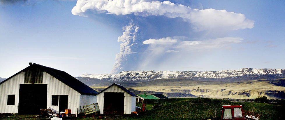 VULKANUTBRUDD: Vulkanskyen fortsetter  stige og er n over 19 kilometer oppi lufta, sier Hjrleifur Sveinbjrnsson til Dagbladet. Han er geolog ved det islandske meteorologiske instituttet. Han forteller at vulkanutbruddet er kraftigere enn fjorrets. Foto: AFP/SCANPIX