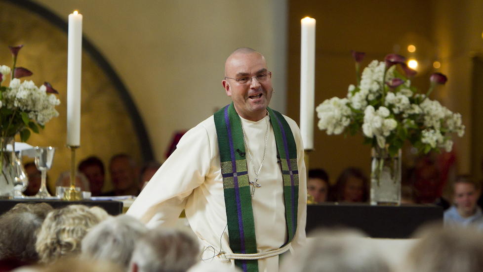 TOK FARVEL:
Prest Einar Gelius holdt sin egen avskjedsgudstjeneste i en fullsatt V�lerenga kirke i Oslo i dag. 
Foto: Heiko Junge / Scanpix