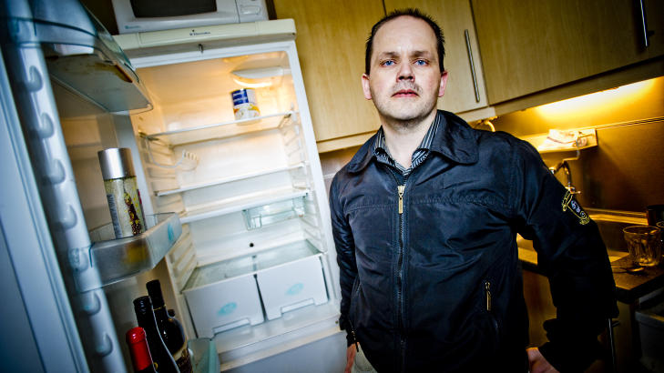 TOMT FOR MAT: - Telefonen min er stengt, postkassa er full av regninger og kj�leskapet er tomt, sier Arnt Ove Risvik (33). Foto: THOMAS RASMUS SKAUG/DAGBLADET