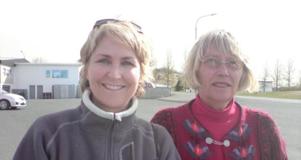 ASKEFAST: Randi Roaldsnes (t.h.) og Karen Sofie Haraldsen har blitt rammet av vulkanutbrudd p� Island to ganger. Foto: Jorunn S�rensen