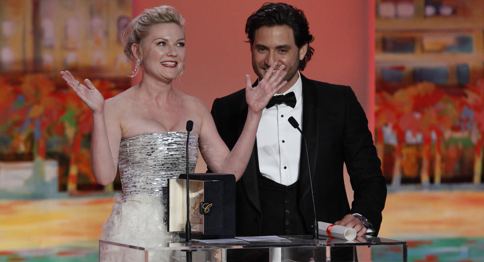 SMILER IGJEN:  Det ble en uke i Cannes med mye u�nsket oppmerksomhet for amerikanske Kirsten Dunst. Etter regiss�r Lars Von Triers nazi-uttalelser har sp�rsm�lene dreiet seg mer om ham enn hennes rolle. I kveld vant hun prisen for beste kvinnelige skuespiller for rollen i �Melancholia�. Filmen har premiere 27. mai. Foto: Scanpix.