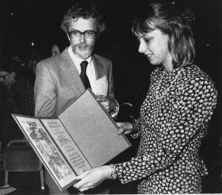 Pris::  Dag Solstad  mottok Nordisk R�ds Litteraturpris i 1989, her med dav�rende kone Tone E. Melg�rd.