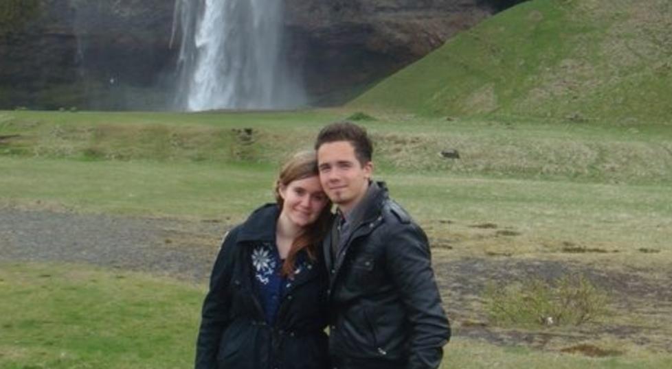 ASKEFASTE: Ludvig og Nikoline Hambro h�per de rekker � komme seg hjem fra Island f�r eksamen. Foto: Privat
