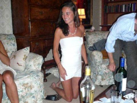 Party-Pippa: Bildene av Pippa Middleton i en dopapirkjole forsterker inntrykket av henne som mer festglad enn stores�ster Kate.
