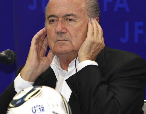TAKTIKER: Sepp Blatter la i g�r i praksis presidentvalget i FIFA i ruiner. Foto: AP/Shizuo Kambayashi/Scanpix
