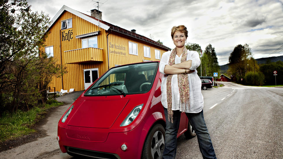 Gravid panserbabe: Vel, plassen er ikke direkte overd�dig, verken p� panseret eller bak rattet. - Jeg f�ler at jeg klemmer meg inn med ansiktet rett foran rattet i denne bilen. Men Ludvik (3) tror det er en lekebil som kan kj�res p� ordentlig, s� han vil alltid bruke den, forteller Pernille S�rensen.