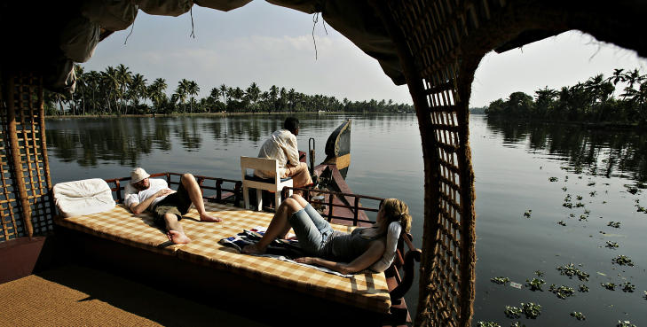 ASIA: B�ttur i Indias Backwaters, et enormt nettverk av kanaler, elver og laguner som strekker seg over 1900 kilometer. Turistene nyter sola p� en myk madrass om bord p� husb�ten, som kalles kettuvallam.   Foto: ESPEN R�ST